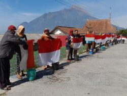 Warga Lereng Merbabu Sambut HUT Kemerdekaan RI dengan Tradisi Cuci Bendera Merah Putih Secara Massal