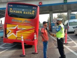 Bus Jurusan Surabaya-Bojonegoro Hantam Tembok Pengaman Pintu Tol Romokalisari, Korban Nihil