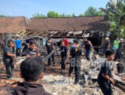 PSHT Rayon Manukan Giat Sosial Bersihkan Sisa Kayu Rumah Kebakaran